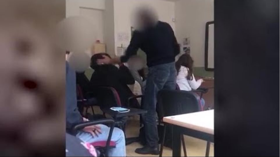 Salerno, docente schiaffeggia alunno: non voleva indossare la mascherina, il video