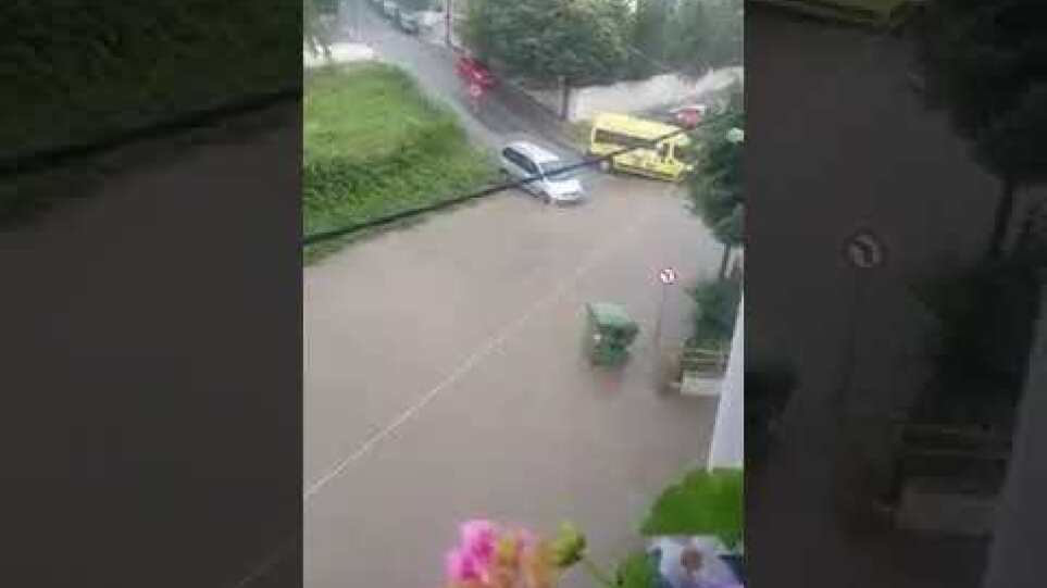 kozan.gr: Νεροποντη - πλημύρα οδό Μακρυγιάννη στην Κοζάνη