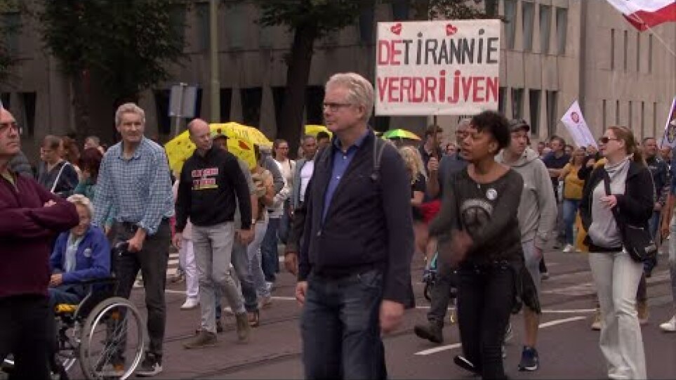 Demonstratie tegen coronapas in Den Haag: 'Ik ben een mens, geen code'