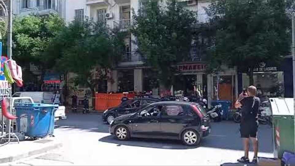 Θεσσαλονίκη: Βγήκε γυμνή στο μπαλκόνι και πετούσε στο πεζοδρόμιο καρέκλες και αντικείμενα