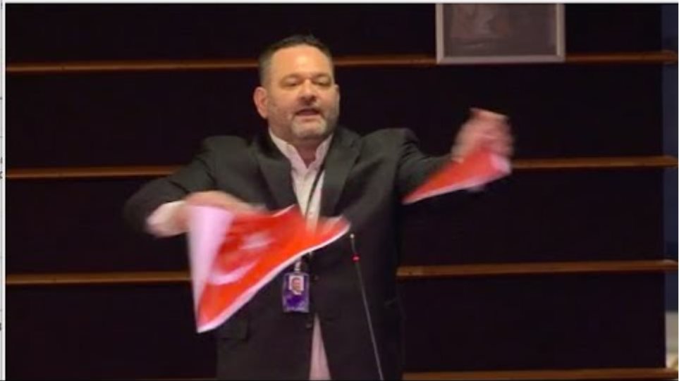 Ξέσκισε την τουρκική σημαία μέσα στην ευρωβουλή ο Γιάννης Λαγός