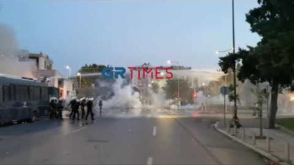 Επεισόδια μπροστά στο δημαρχείο Θεσσαλονίκης - GrTimes