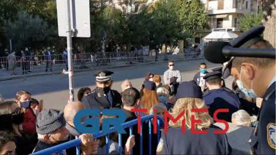 Συστάσεις αστυνομικών σε πιστούς - Άγιος Δημήτριος - GRTimes.gr