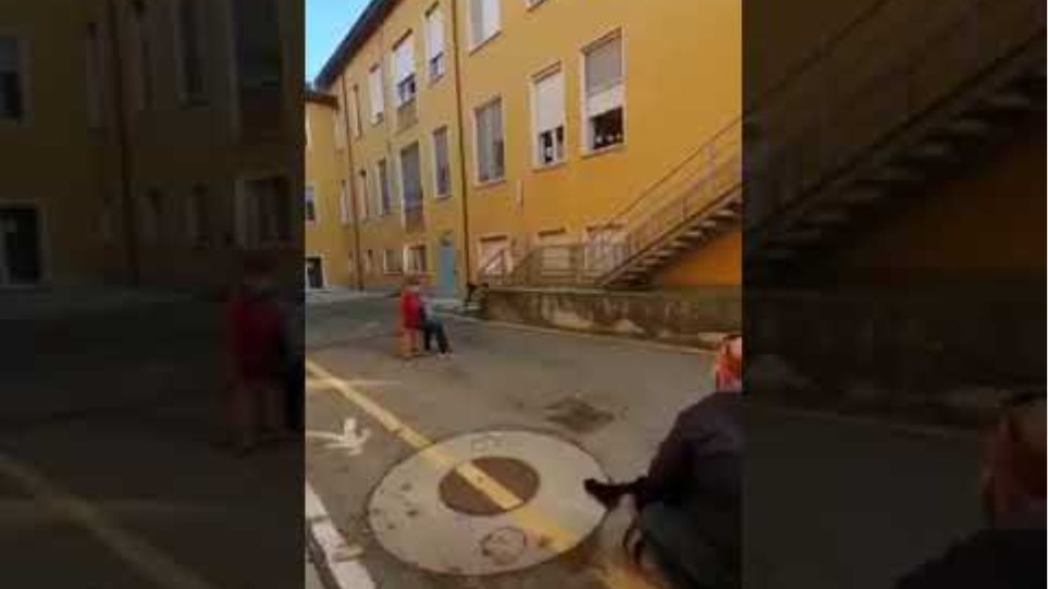 88χρονος έξω από νοσοκομείο παίζει ακορντεόν στην σύντροφό του που νοσειλεύεται με κορωνοϊό