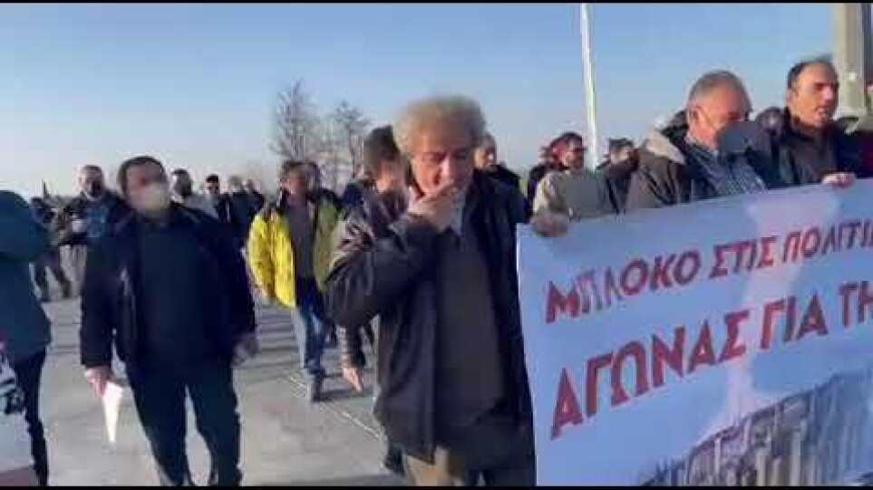 Λάρισα: Οι αγρότες στα διόδια Μοσχοχωρίου