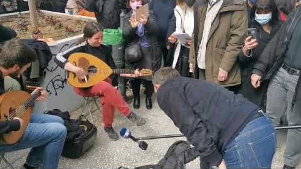 Ο Αλέξης Τσίπρας δίνει χρήματα σε μουσικούς του δρόμου στην Καλαμαριά