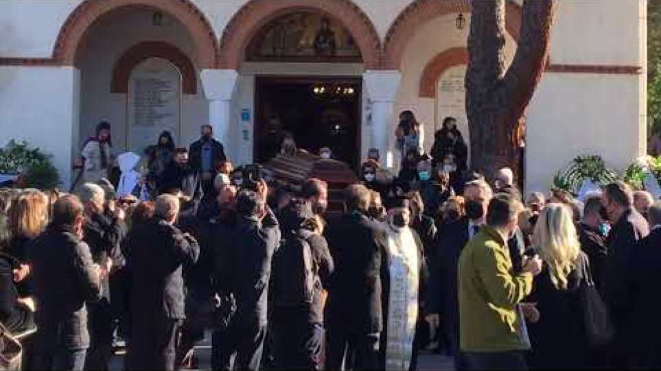 Κηδεία Φασιανού / Χειροκροτεί ο κόσμος την ώρα που βγαίνει το φέρετρο από την εκκλησία