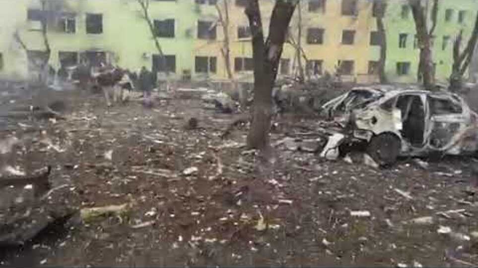 Βομβαρδισμός από ρωσικά στρατεύματα σε νοσοκομείο παίδων στη Μαριούπολη (1)