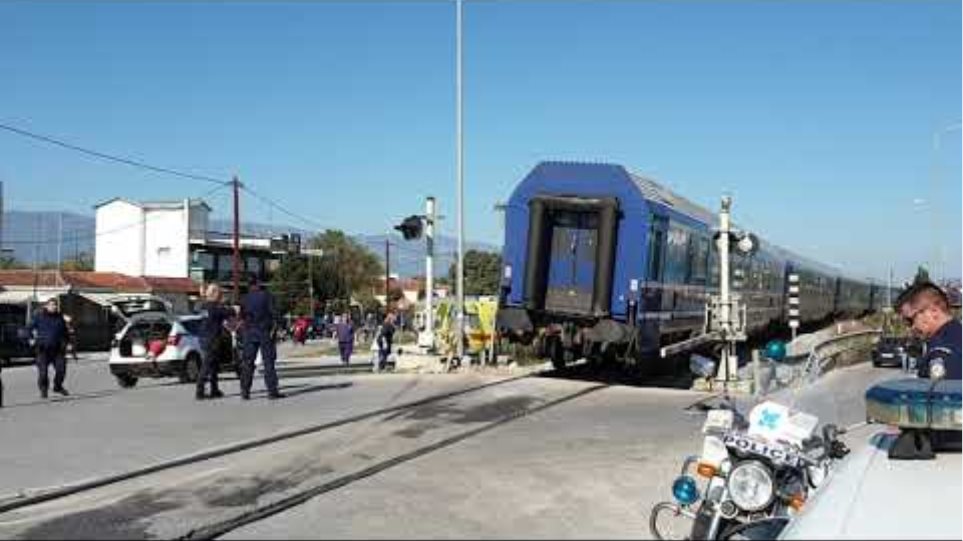 Τρένο παρέσυρε όχημα στα Τρίκαλα