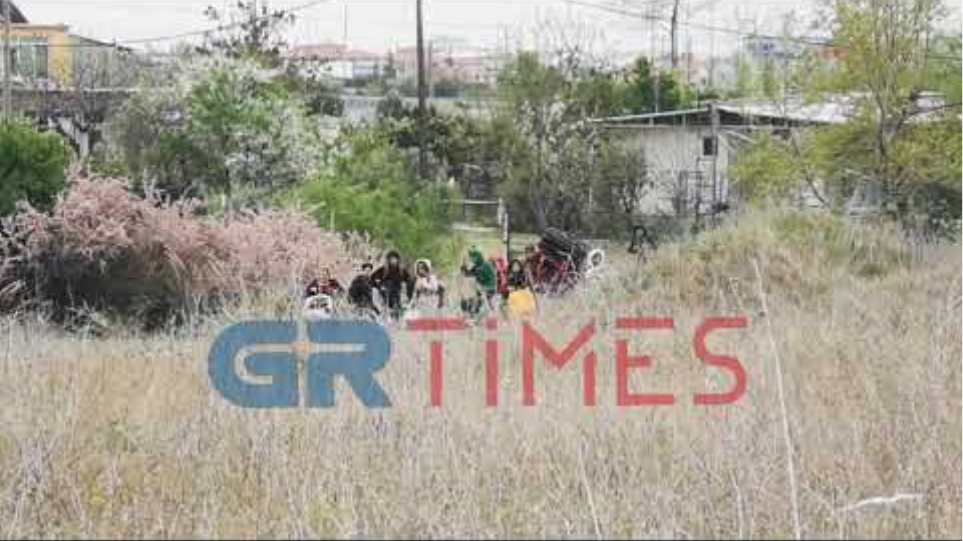 Grtimes.gr - Πρόσφυγες προσπαθούν να φτάσουν στα Διαβατά