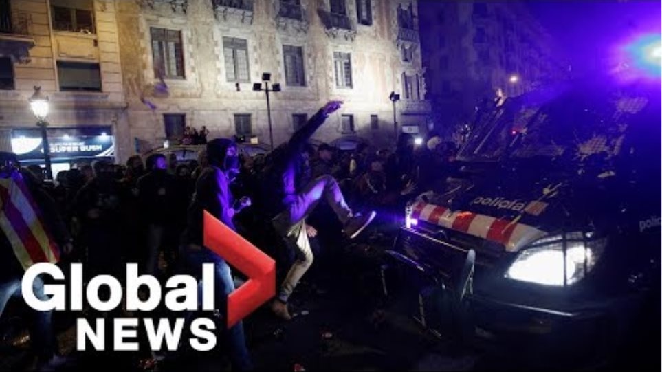 Catalan protests: Police clash with Catalan separatists in Barcelona