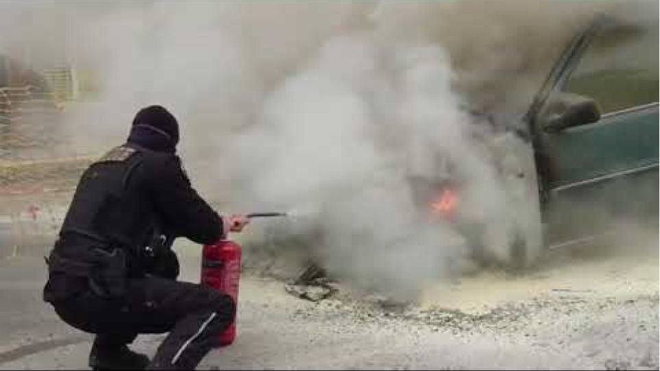 Δ.Τ Αστυνομικός σώζει από τις φλόγες μια ηλικιωμένη και ένα παιδί στην Γλυφάδα
