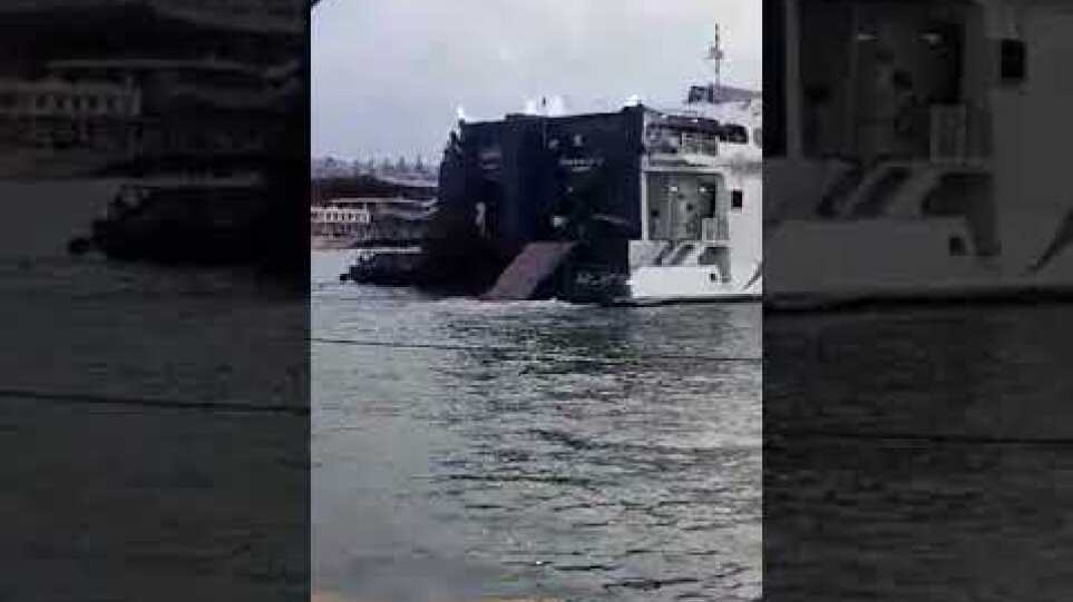 Ατύχημα με πλοίο στο λιμάνι του Πειραιά 1