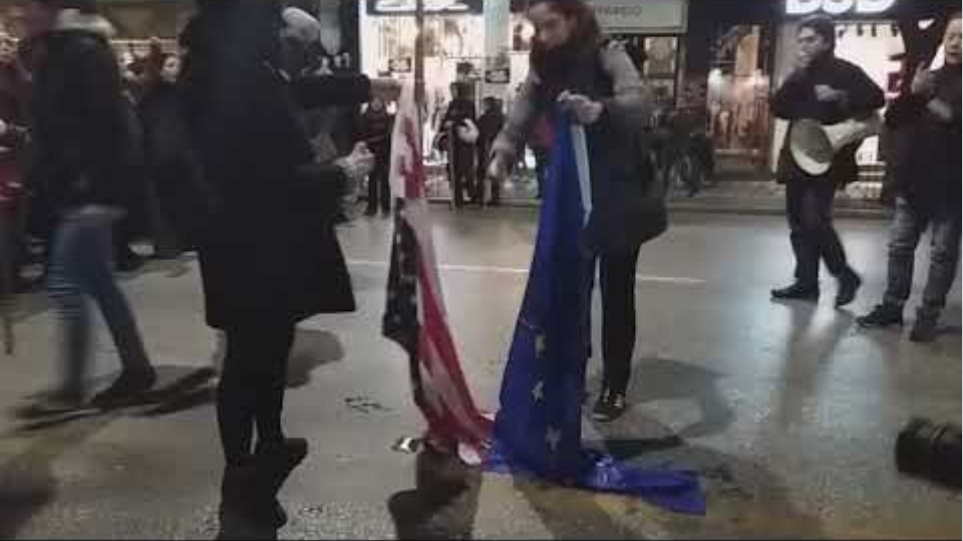 Φοιτητές καίνε σημαίες ΕΕ και ΗΠΑ - Voria.gr