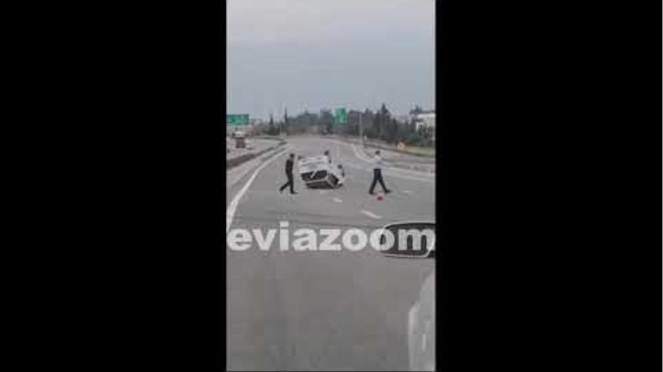 EviaZoom.gr - Σφοδρό τροχαίο: Τούμπαρε αυτοκίνητο έξω από τη Χαλκίδα