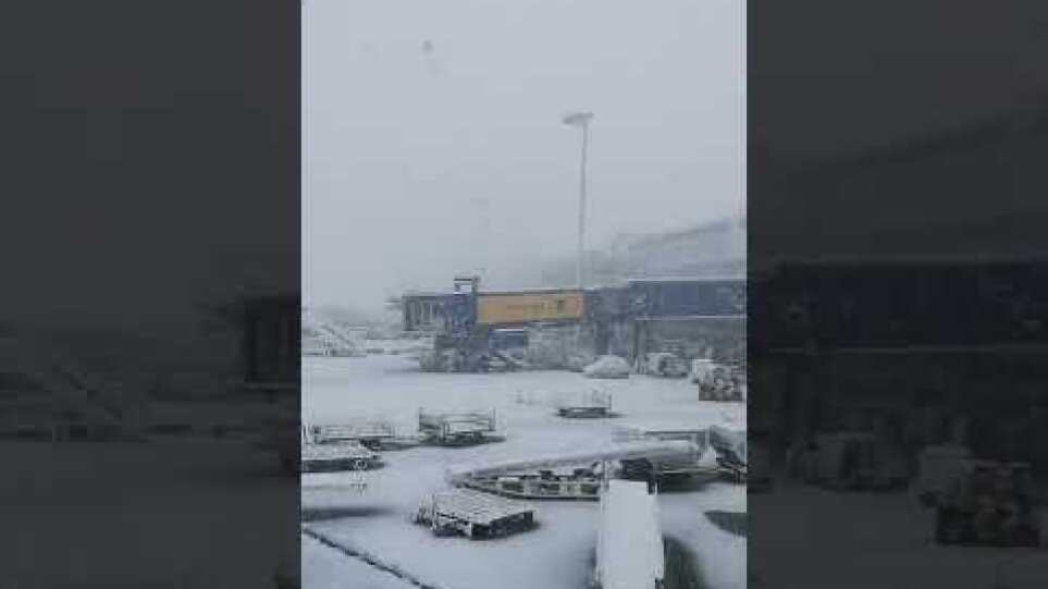 Σφοδρή χιονόπτωση στο αεροδρόμιο Ελ. Βενιζέλος 24/1/2022