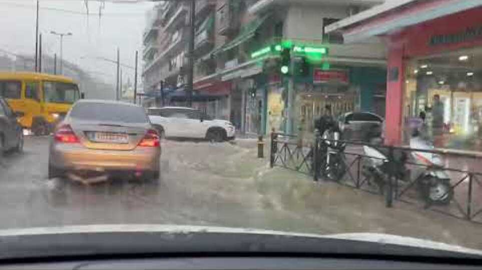 Κακοκαιρία στην Αττική: Πλημμύρισαν δρόμοι