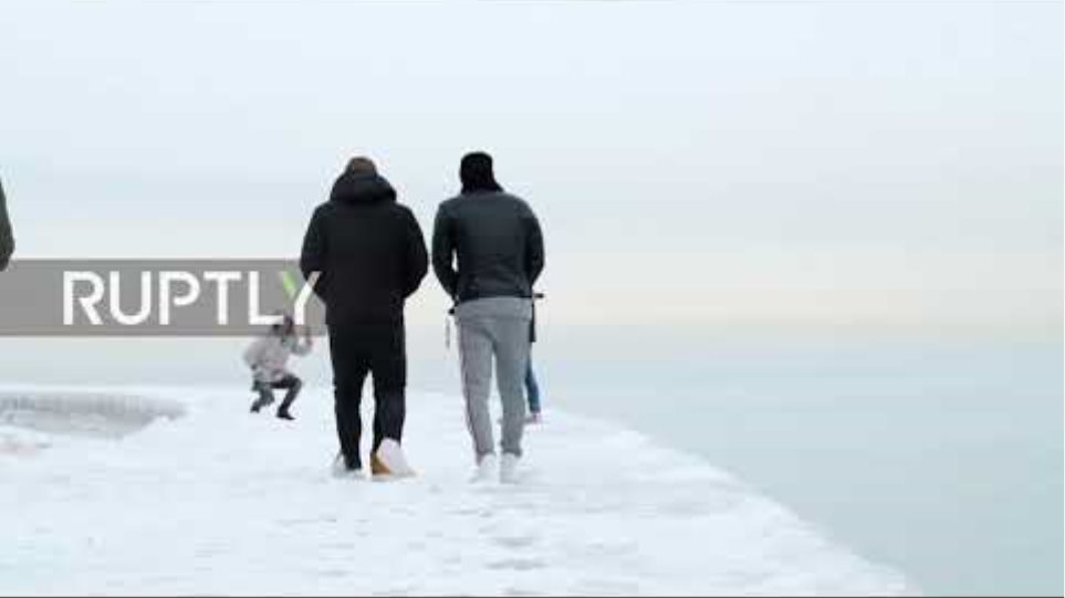 USA: Chicago freezes over as polar vortex strikes