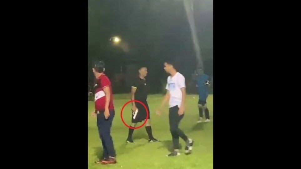 Pretendían linchar a un árbitro de fútbol en Honduras y este les sacó un arma de fuego