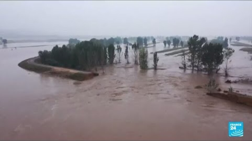 Thousands evacuated and coal mines shuttered as floods hit north China • FRANCE 24 English