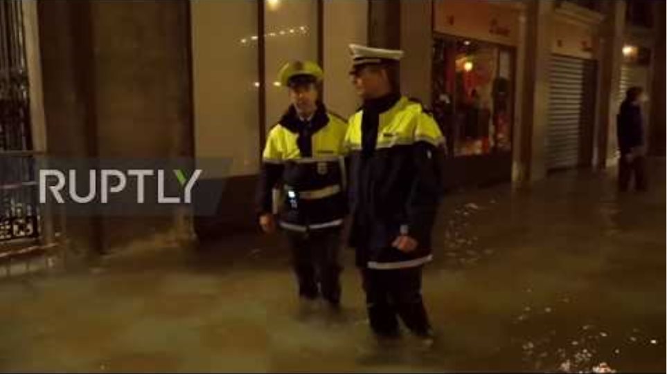 Italy: Venice flooded by record-high tide in 50 years