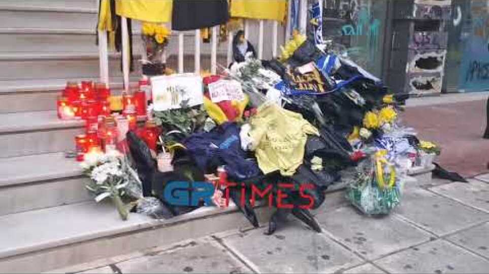 Λουλούδια και μηνύματα στο σημείο που σκότωσαν τον Άλκη στη Θεσσαλονίκη - GRTimes.gr
