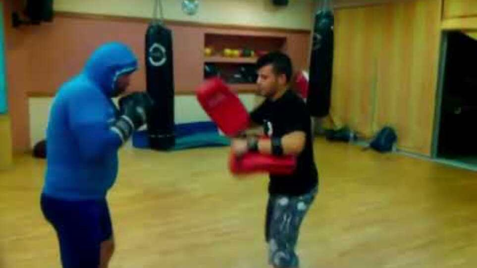 Ο 42χρονος δράστης να διδάσκει kick boxing σε μαθητές της σχολής του