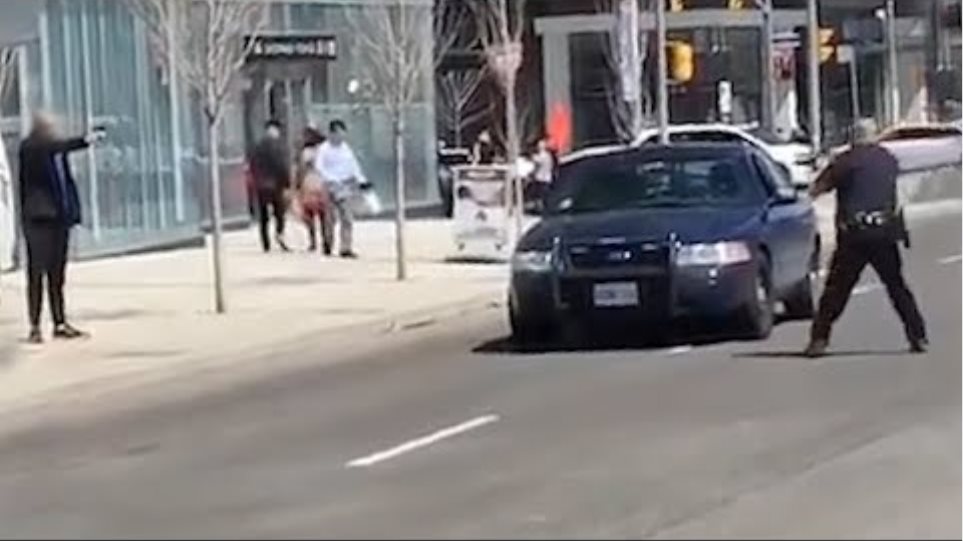 Toronto police officer single-handedly arrests van driver suspect
