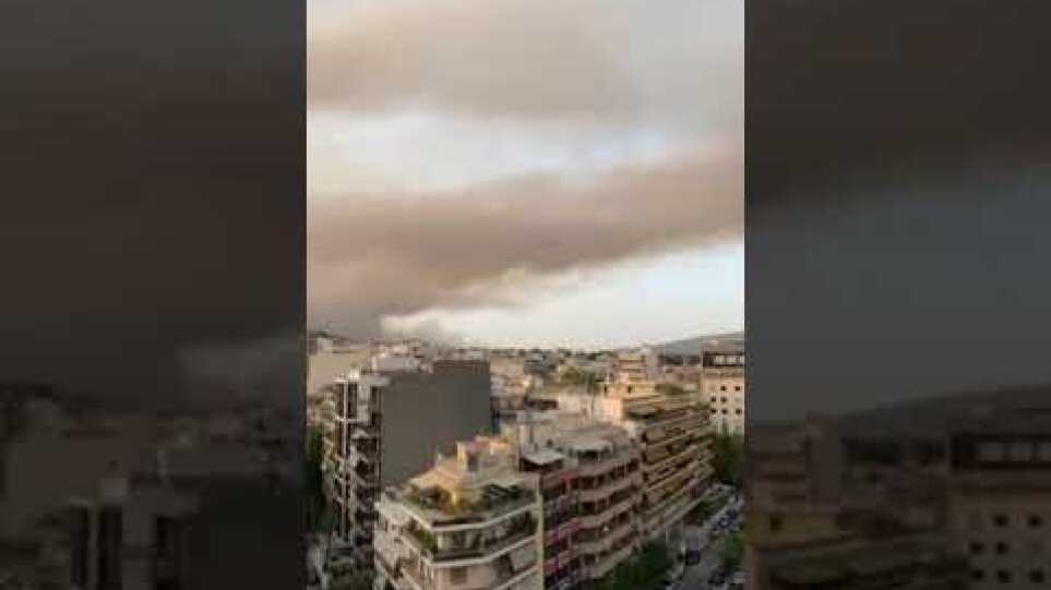 Ο καπνός από τη φωτιά στη Βαρυμπόμπη από το κέντρο της Αθήνας