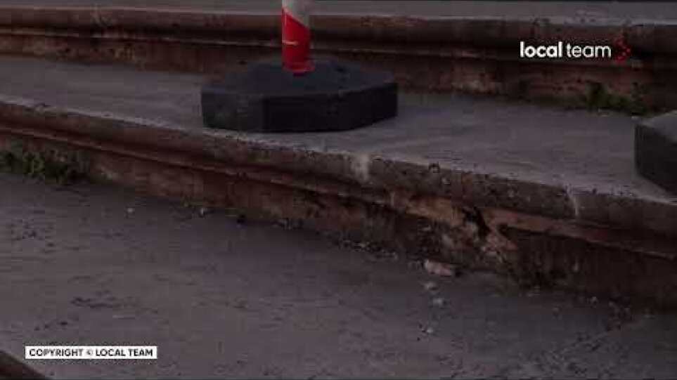 Roma, danneggiata la scalinata di Trinità dei Monti: la segnaletica della polizia sui gradini