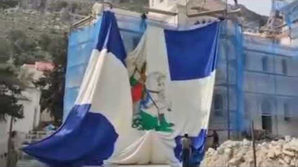 Ξανθιώτης φιλοτέχνησε σημαία γίγας του Αγίου Γεωργίου στο Καστελόριζο