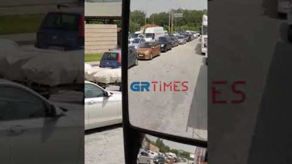 Απίστευτη ταλαιπωρία για τους οδηγούς φορτηγών στα σύνορα του Προμαχώνα (2)