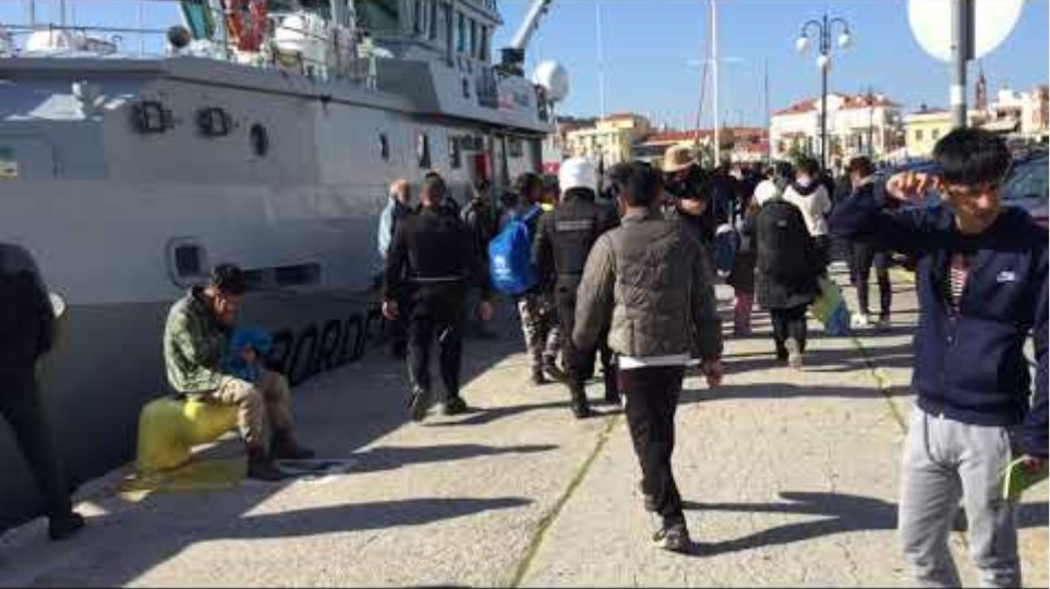 Mετανάστες έχουν συγκεντρωθεί στο λιμάνι της Μυτιλήνης με δυνάμεις της Αστυνομίας να τους διώχνει