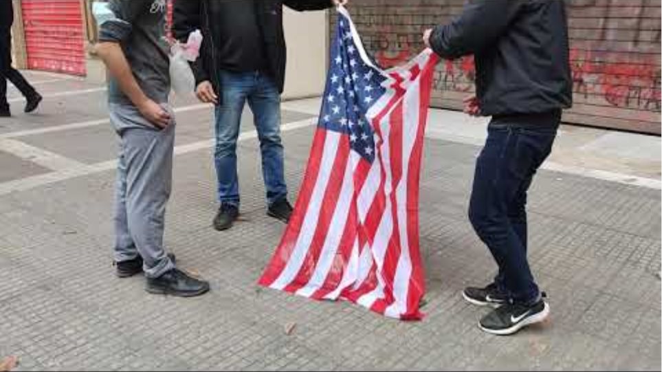 Κάψιμο αμερικανικής σημαίας έξω από το προξενείο - Voria.gr