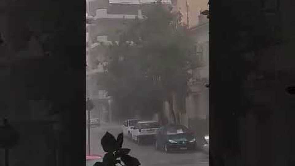 Ισχυρή καταιγίδα με μερική χαλαζόπτωση έπληξε την πόλη της Λάρισας πριν λίγη ώρα