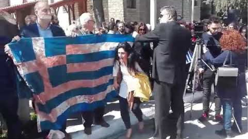 kozan.gr: Πτολεμαίδα (παρέλαση):  Έκλεισαν τα στόματα τους με ταινίες