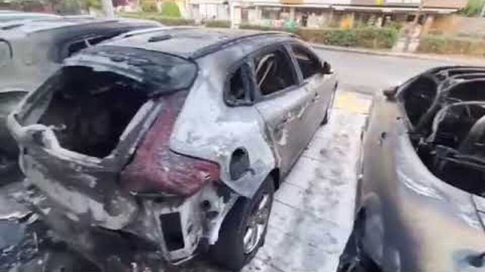 Εμπρηστική επίθεση σε μάντρα αυτοκίνητων στο Παλαιό Φάληρο 3