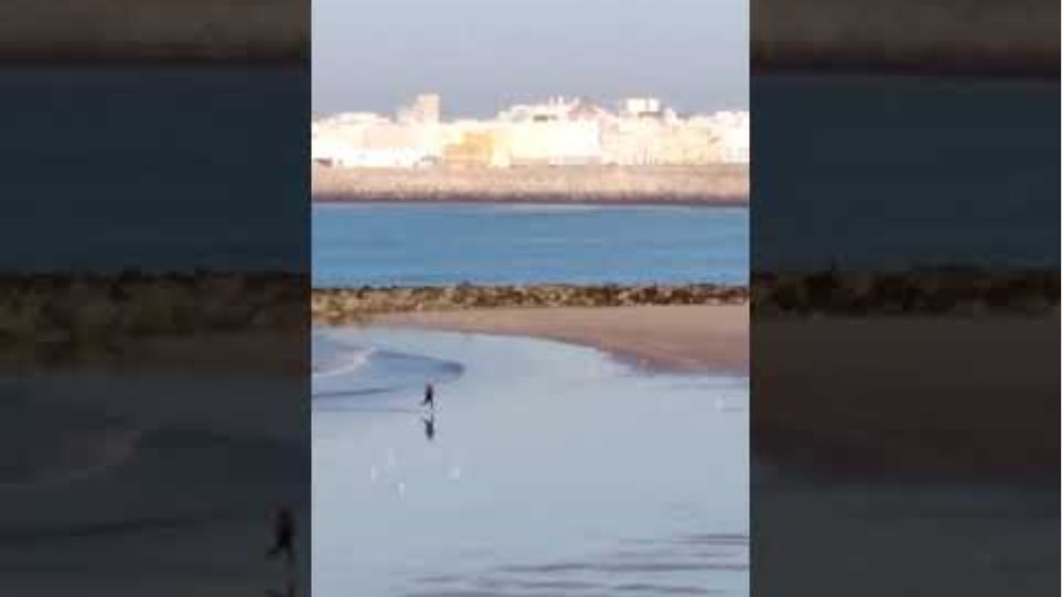Llega una patera a la playa de Santa María del Mar