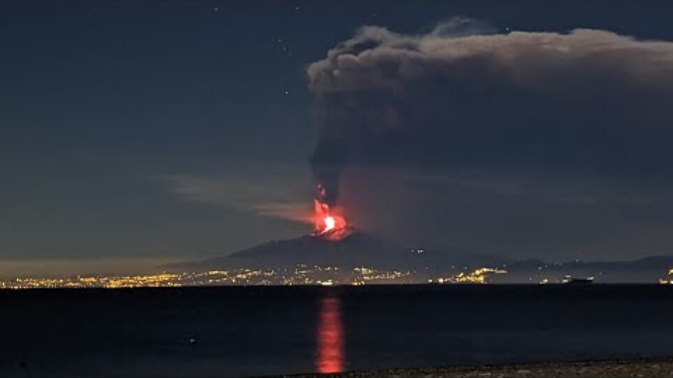 ? Mt Etna erupts, turning the sky red: Sicily, Italy ?? February 10, 2022 eruzione Catania volcano