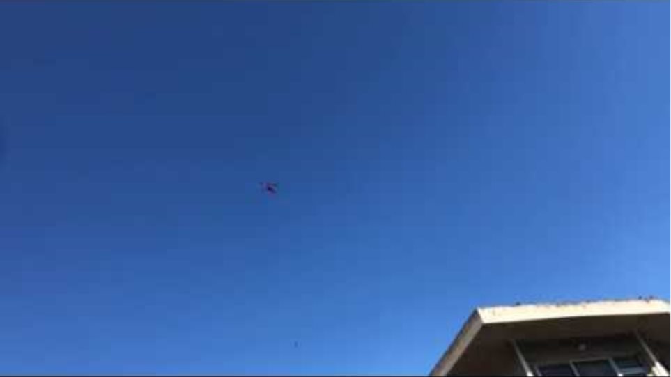 Ελικόπτερο πετάει πάνω από την περιοχή της Μαγούλας
