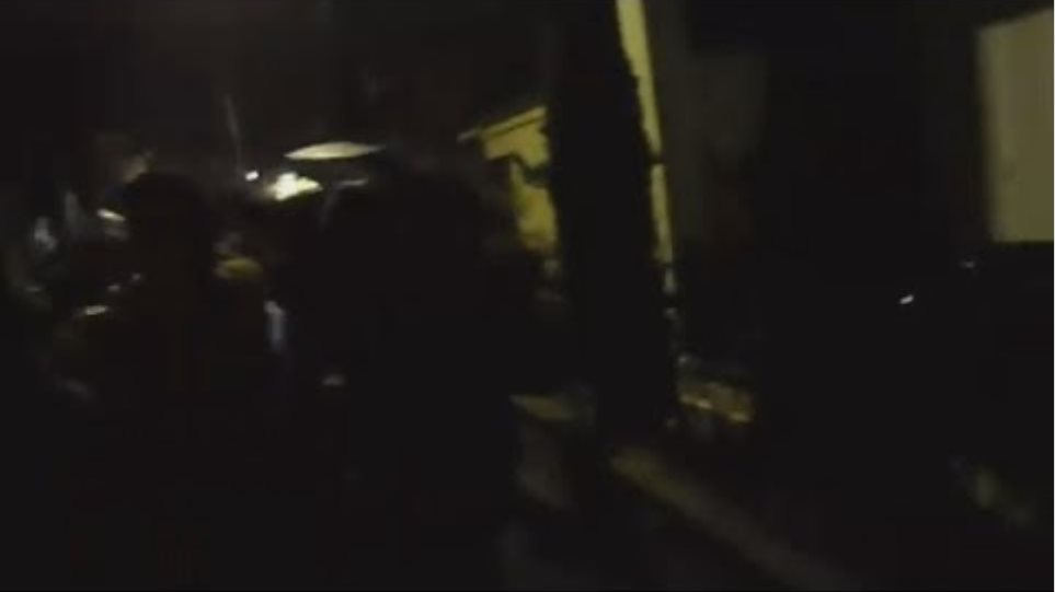 Η στιγμή της επίθεσης στο σπίτι του βουλευτή του ΣΥΡΙΖΑ Αστ. Καστόρη, από ακροδεξιά στοιχεία