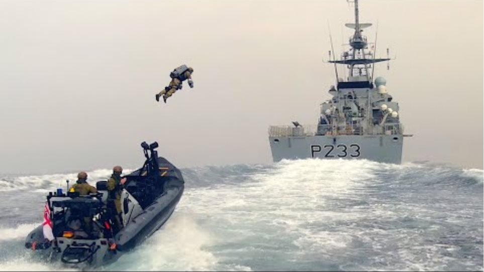 Βρετανία: Το πολεμικό ναυτικό σε άσκηση με στολές αλά... «Iron Man» 