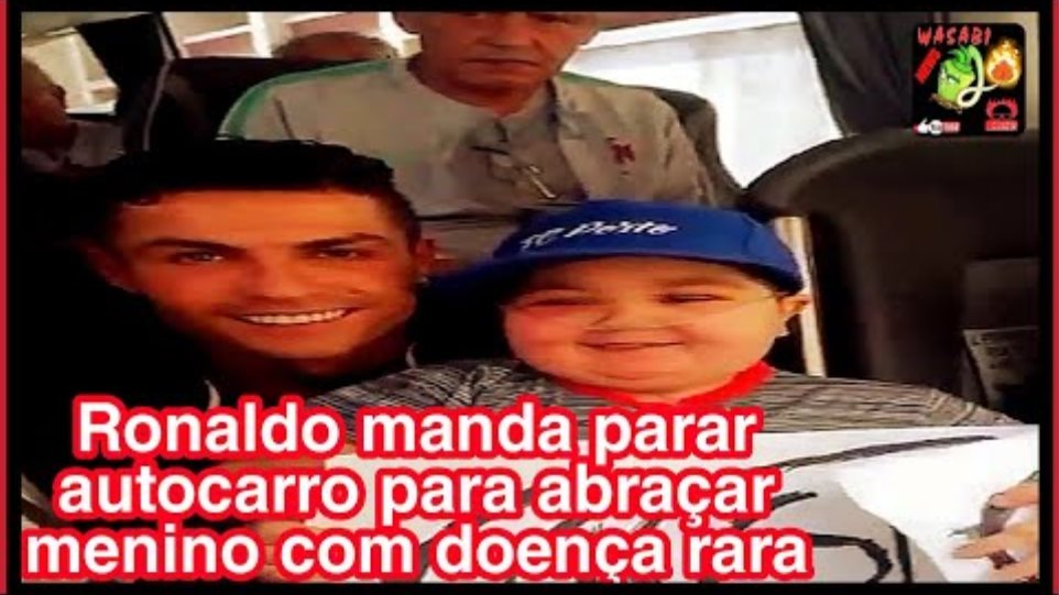 Cristiano Ronaldo manda parar autocarro para abraçar menino com doença rara