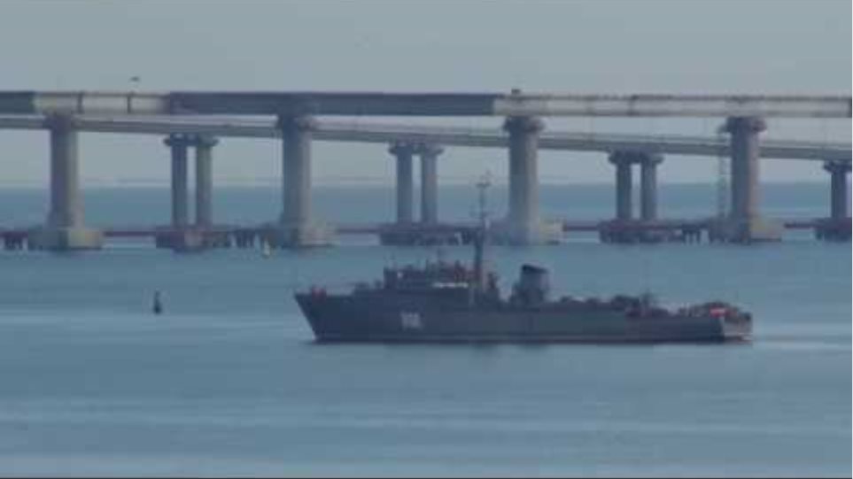 Cargo ship blocks Kerch Strait as Ukrainian Navy breaches Russian border