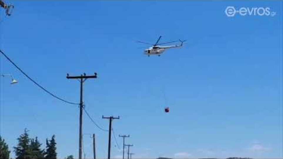 Ρίψεις νερού από αεροπλάνα και ελικόπτερο στη φωτιά πυ ξέσπασε στο Αρίστεινο