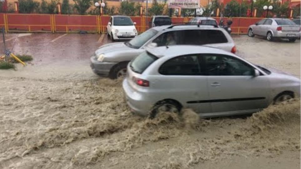 Ζάκυνθος: Σε ποτάμια μετατράπηκαν οι δρόμοι από την μεσημεριανή βροχόπτωση [2/12/20]