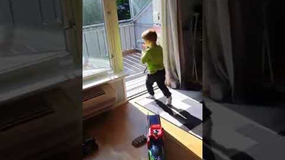 Βίντεο με τον μικρό Ράινερ να παίζει με τον πατέρα του στη Νορβηγία