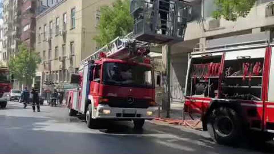 Μεγάλη φωτιά σε κτίριο στο κέντρο της Αθήνας - Απεγκλωβισμός ατόμων 2/9/2021