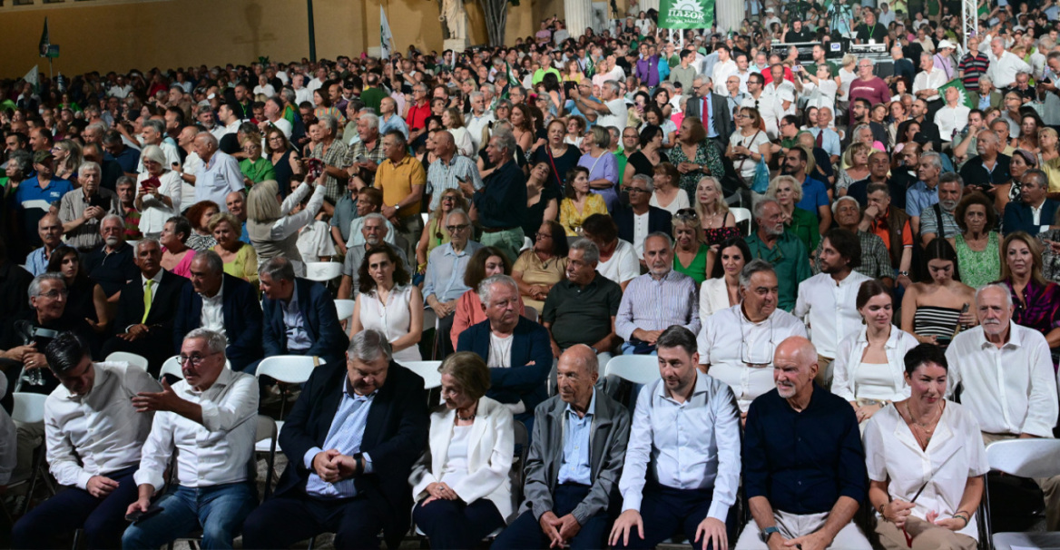 Ο Κώστας Σημίτης πίσω από τον δημόσιο άνδρα: Τα στέκια και οι παρέες, η Σίφνος και τα πέντε τσιγάρα τη μέρα