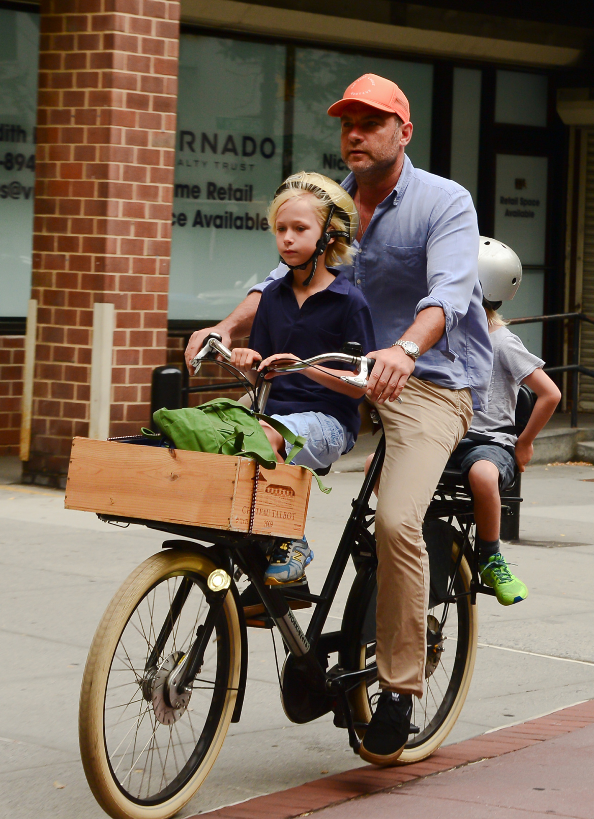 Κάι Σράιμπερ: Το λαμπερό ντεμπούτο στη μόδα και η ανεκτίμητη στήριξη της οικογένειάς της